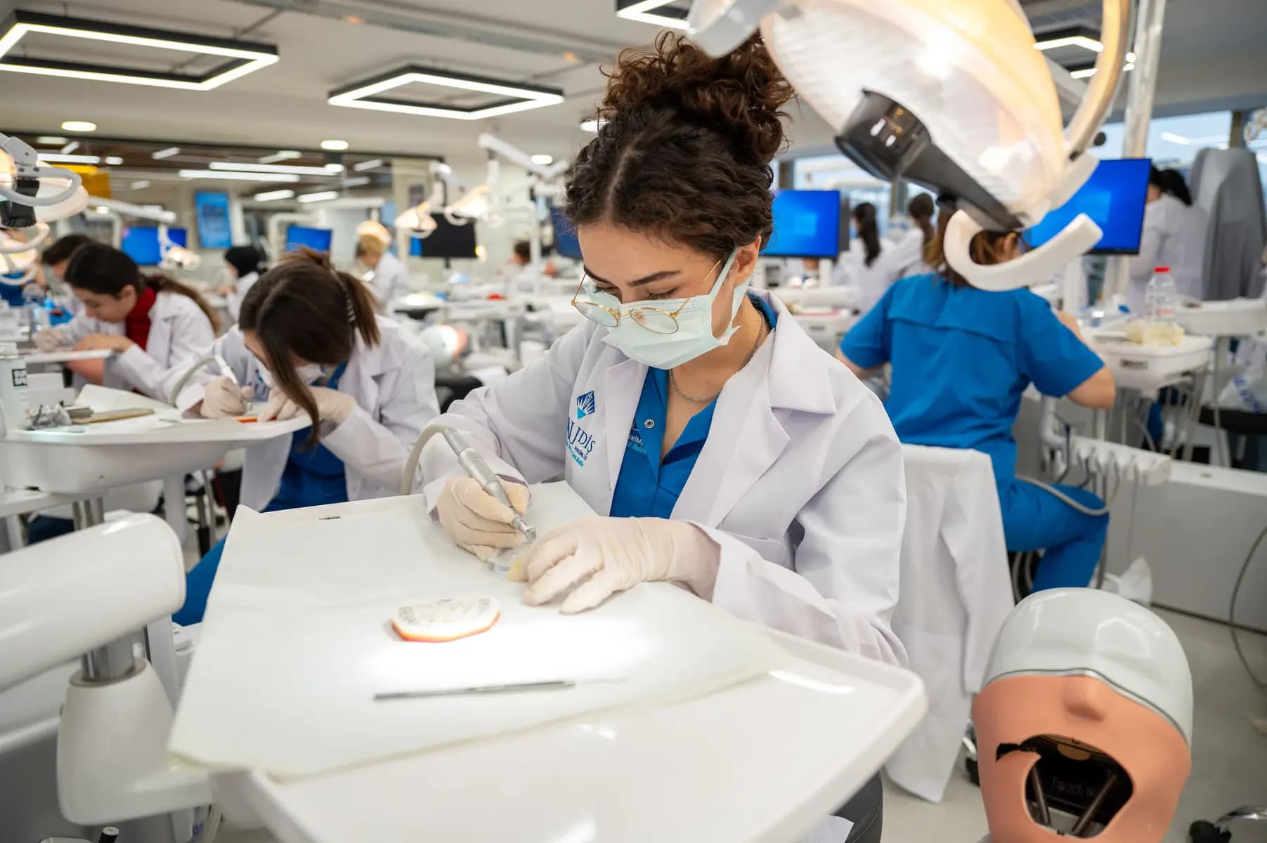 طب الأسنان في تركيا: القبول، التكاليف، والمسار المهني